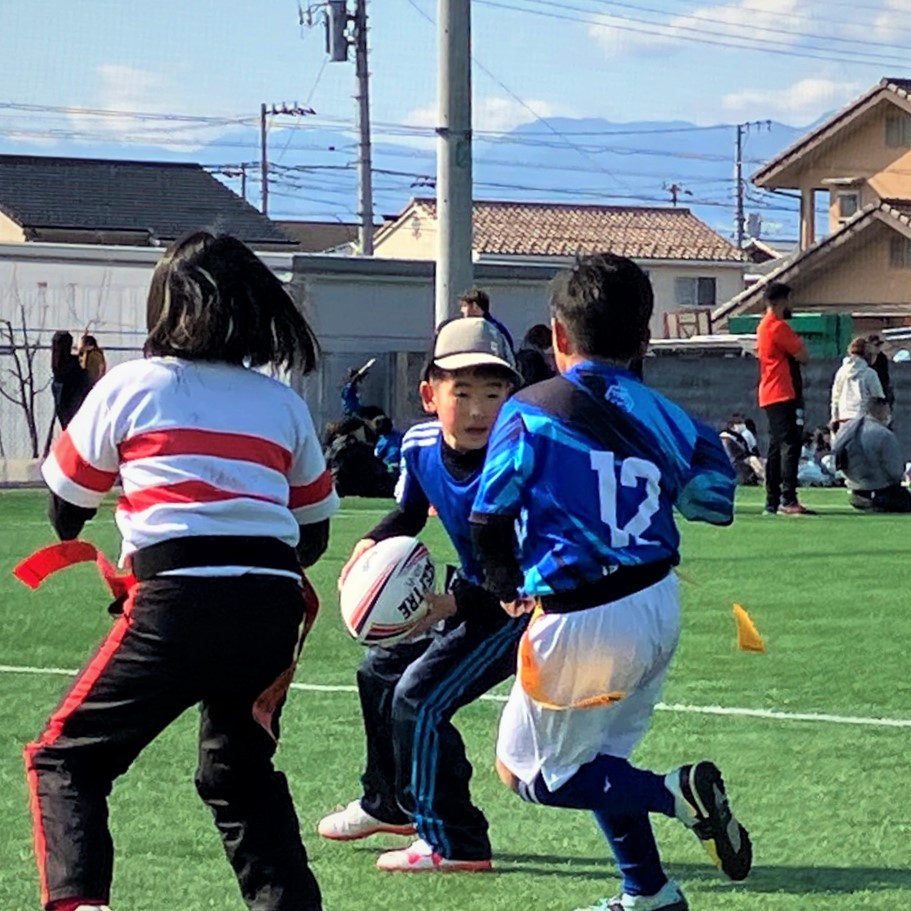 #タグラグビー を楽しむ✨
10回目のAudi山梨杯です🏉

幼児から中学生まで約200人が参加。
腰に付けたタグを取れば攻守チェンジ。
'タックルなし'でより安全にプレーできます。
#山梨学院大学 ラグビー部による教室も。
#山梨 

このあと詳しく📺
#日曜5時