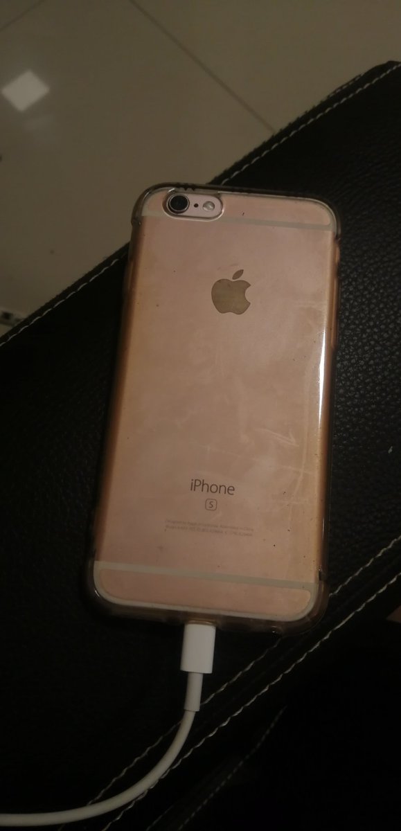 Amiguis, encontré este iPhone frente al Biggie de Villa Elisa sobre Américo Picco, el teléfono está en avión y no puede recibir llamadas. Si le conocen a algunas de las personas que están en la foto, avísenle por faaa.

RT pa encontrarle al dueño o a la dueña!!! 🚨🚨🚨