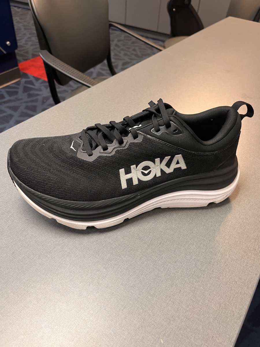 SpiderMBB's tweet image. The darker side of court storming ... 

Currently seeking one (1) shoe for our esteemed @urichmond photographer. 

It looks a lot like this one, but the opposite.

#OneRichmond #OneShoe