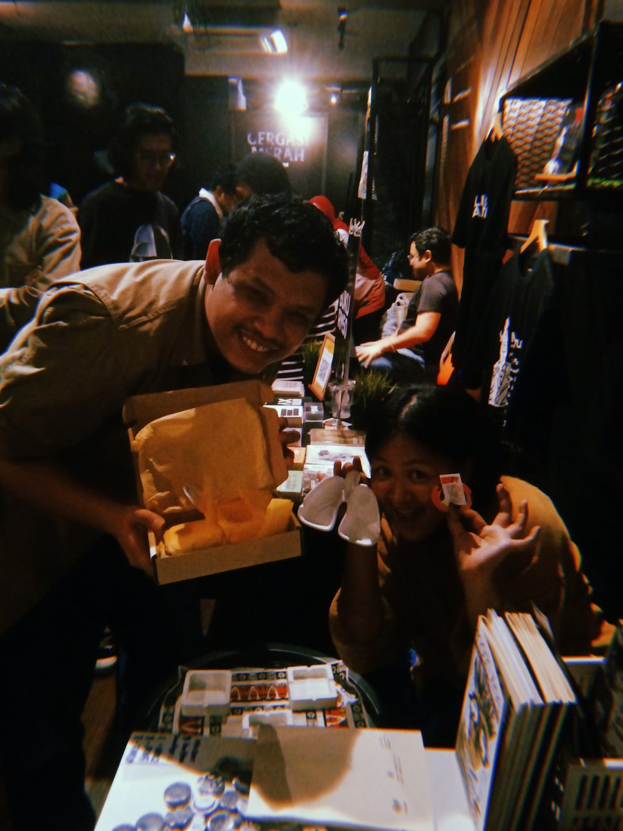 petakdaud's tweet photo. Hari pertama di #PasarBoco.
Gambar terakhir, @inirondivu sebagai pembeli pertama kraf buatan #BilaMunAtasMoon hshshshshshshs chaos seronoknya.
Korang lom terlambat lagi untuk ke Pasar Boco. Hari ni hari terakhir Pasar Boco. Korang lom terlambat lagi untuk ke Pasar Boco. Mehh. https://t.co/ytf3akteXf