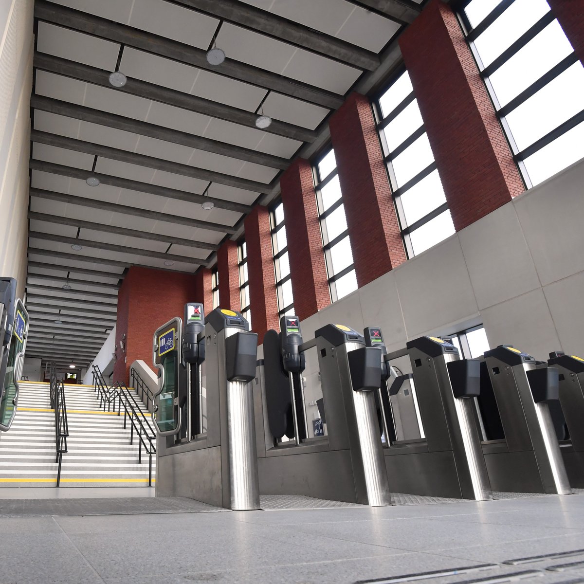 📣 Attention please the next station is University - all change, all change! We've opened the doors on the brand new multi £m University station, so much space for activities! More > orlo.uk/IkkVQ *the old building will now be 'exit only' to help manage crowd flows.
