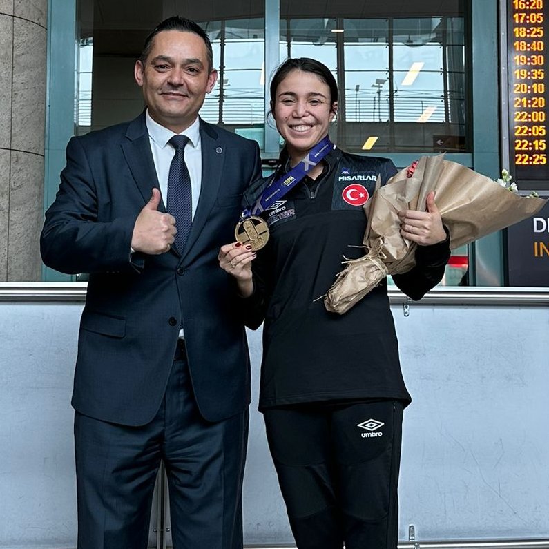 tmpfederasyonu's tweet photo. Şampiyon çiçeklerle karşılandı…🇹🇷💐🏆💐🇹🇷
Mısır’da düzenlenen Olimpik Sıralama Yarışı’nı birinci olarak bitiren ve ülkemize altın madalya kazandıran milli sporcumuz İlke Özyüksel Mihrioğlu ve teknik ekibimiz yurda döndü. 
Türkiye Modern Pentatlon Genel Sekreteri Serhat Aydın, milli takımımızı Esenboğa Havalimanı’nda çiçeklerle karşıladı.🇹🇷💐🇹🇷