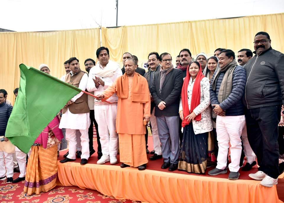 SBM_UP's tweet photo. मा० मुख्यमंत्री @myogiadityanath जी के द्वारा स्वच्छता सम्बन्धी वाहनों को हरी झंडी दिखाकर रवाना किया l

गोरखपुर को स्वच्छ रखने के लिए नगर विकास विभाग  निरंतर कार्य कर रही है।
@NagarNigamGkp
#swachhgorakhpur
#swachhUP
#nagarvikasup 
@SwachhBharatGov
@MoHUA_India 
@aksharmaBharat https://t.co/wbeFkUYE64