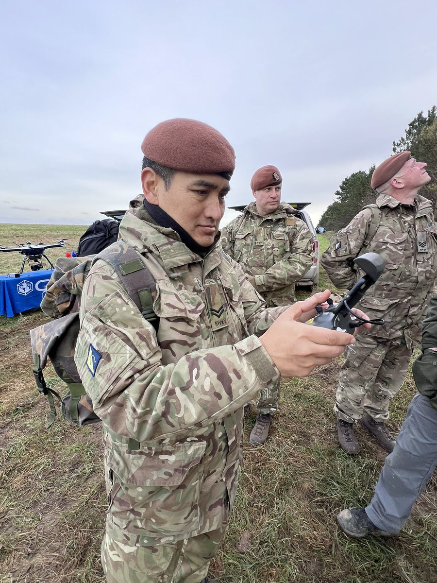 BSqnLdrRWxY's tweet photo. #eyeinthesky counter-ISR training continues for the @WessexYeomanry with the use of drones. With their prevalence in modern theatres, the importance of the benefit and threat posed by drones cannot be understated. #futurewarfare is here. #armouredreserve @CubicDefensePL https://t.co/BlSVSJICRs