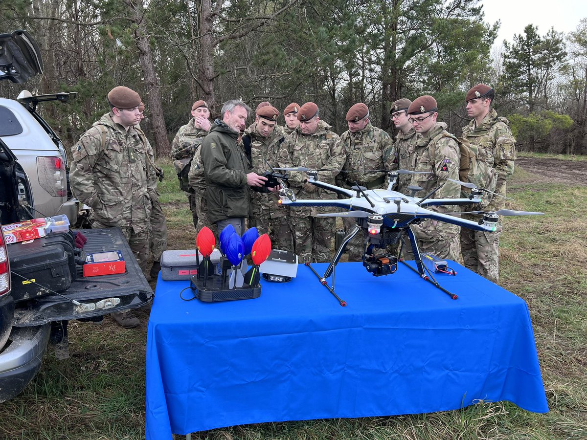BSqnLdrRWxY's tweet photo. #eyeinthesky counter-ISR training continues for the @WessexYeomanry with the use of drones. With their prevalence in modern theatres, the importance of the benefit and threat posed by drones cannot be understated. #futurewarfare is here. #armouredreserve @CubicDefensePL https://t.co/BlSVSJICRs