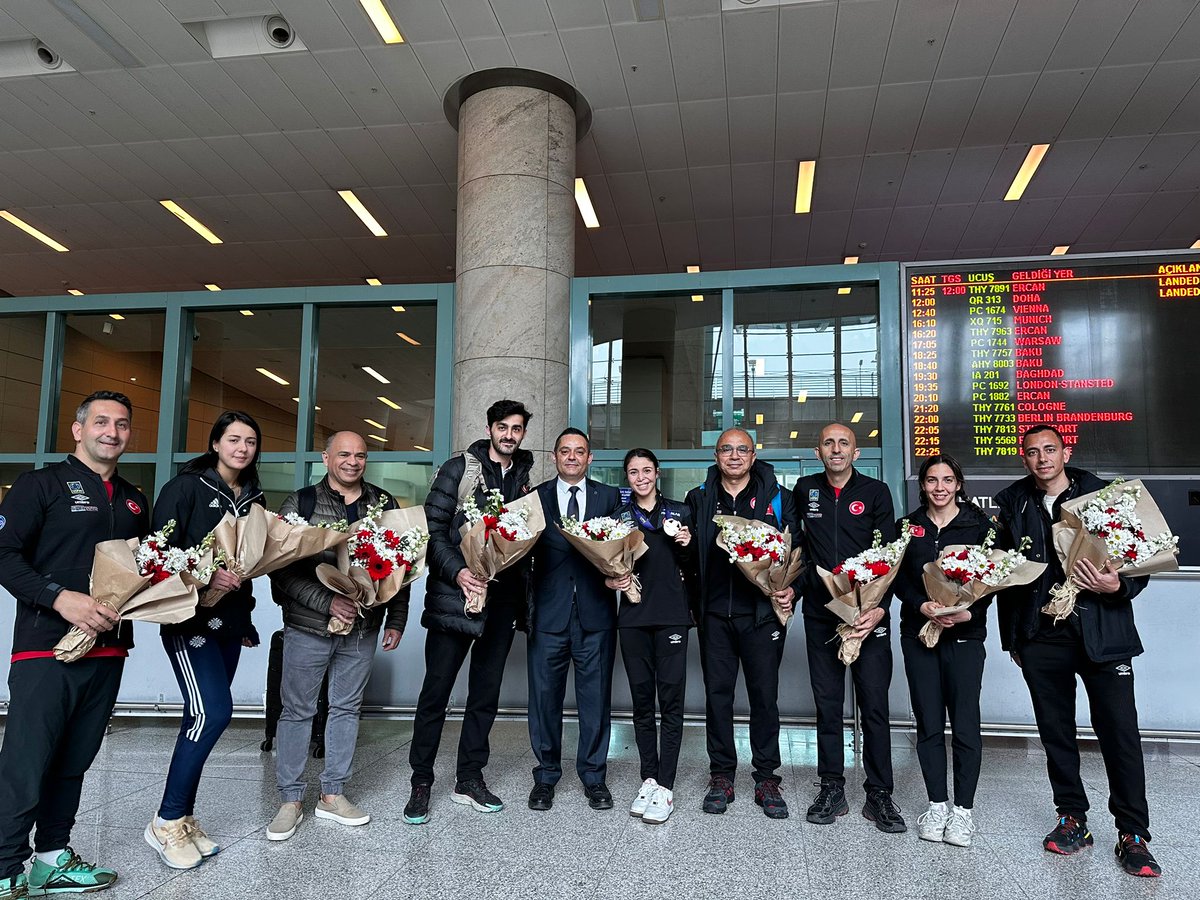 tmpfederasyonu's tweet photo. Şampiyon çiçeklerle karşılandı…🇹🇷💐🏆💐🇹🇷
Mısır’da düzenlenen Olimpik Sıralama Yarışı’nı birinci olarak bitiren ve ülkemize altın madalya kazandıran milli sporcumuz İlke Özyüksel Mihrioğlu ve teknik ekibimiz yurda döndü. 
Türkiye Modern Pentatlon Genel Sekreteri Serhat Aydın, milli takımımızı Esenboğa Havalimanı’nda çiçeklerle karşıladı.🇹🇷💐🇹🇷