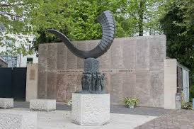Idioot dat #HogeschoolUtrecht juist nu op de #HolocaustMemorialDay besluit om de holocaustlezing te schrappen. College van bestuur en studenten zouden even naar het oorlogsmonument van de 1239 vermoorde Utrechtse joden, inclusief mijn familie,  #spoorwegmuseum moeten gaan
