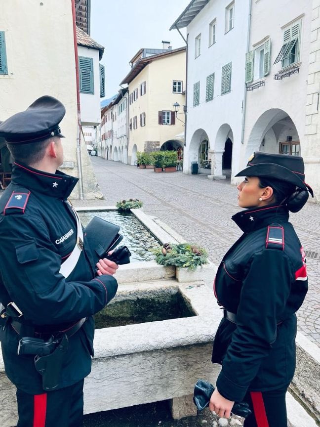 MinisteroDifesa's tweet image. #AltoAdige
Una casa di riposo segnala l&apos;allontanamento di un&apos;anziana ospite. I #Carabinieri la rintracciano infreddolita e spaesata. &quot;In questo mondo, così diverso da quando ero giovane, è bello sapere di poter contare ancora su di voi&quot;, le sue parole.
#Difesa per la collettività