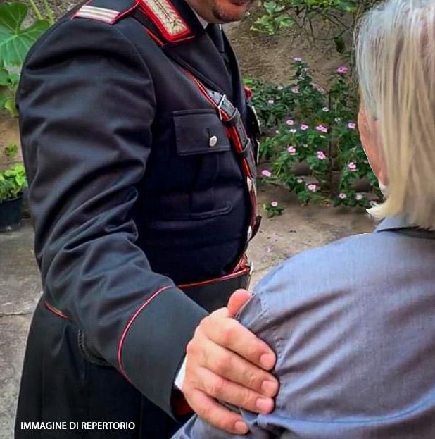 MinisteroDifesa's tweet image. #AltoAdige
Una casa di riposo segnala l&apos;allontanamento di un&apos;anziana ospite. I #Carabinieri la rintracciano infreddolita e spaesata. &quot;In questo mondo, così diverso da quando ero giovane, è bello sapere di poter contare ancora su di voi&quot;, le sue parole.
#Difesa per la collettività