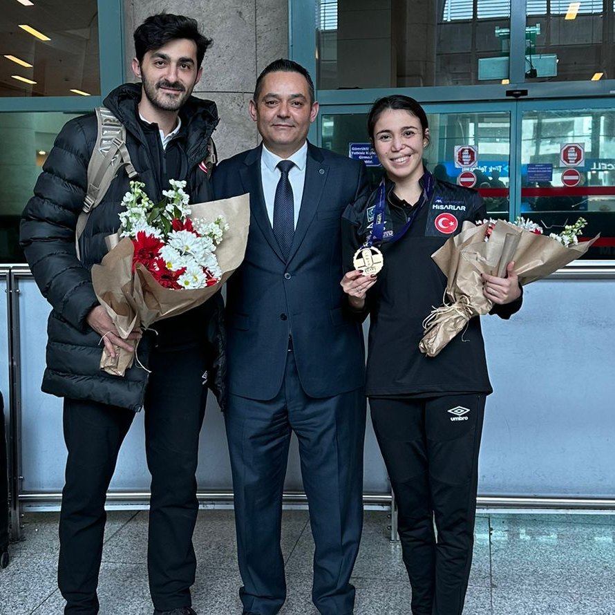 tmpfederasyonu's tweet photo. Şampiyon çiçeklerle karşılandı…🇹🇷💐🏆💐🇹🇷
Mısır’da düzenlenen Olimpik Sıralama Yarışı’nı birinci olarak bitiren ve ülkemize altın madalya kazandıran milli sporcumuz İlke Özyüksel Mihrioğlu ve teknik ekibimiz yurda döndü. 
Türkiye Modern Pentatlon Genel Sekreteri Serhat Aydın, milli takımımızı Esenboğa Havalimanı’nda çiçeklerle karşıladı.🇹🇷💐🇹🇷