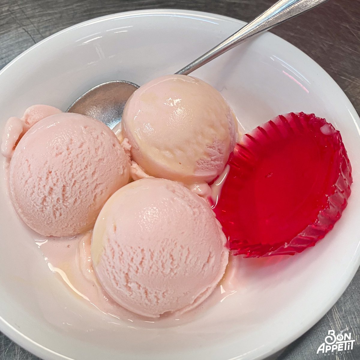 bon_appetitbkk's tweet photo. ฮงฮวด ไอศครีม ไปรษณีย์กลาง🍨❤️
น้องบ่นกับป๊าว่าอยากกินไอติมกะทิ ป๊าเลยพามาร้านนี้ แกมาประจำเลย มาจนซี้กับป้าๆลุงๆคนขาย5555

- ไอติมสองรสที่น้องชอบเป็นพิเศษและอยากให้ลองคือไอติมกะทิสดและไอติมสตรอเบอร์รี่ ไอติมกะทิเค้าจะหอมมัน กินเพลินสุดๆ ส่วนไอติมสตรอเบอร์รี่จะหวานเบาๆ รสชาตินุ่มนวล อร่อย กินง่าย😋
- ท็อปปิ้งก็มีให้เลือกหลากหลาย ทั้งเม็ดบัว ถั่วลิสง ข้าวโพดหวาน ลูกชิด เลือกได้ตามชอบ
- ราคาน่ารักเริ่มต้น 30 / ถ้วย
- เยลลี่แดง 10 บาท ต้องสั่งนะ อร่อยแบบไม่ต้องคิดเยอะ เหมือนย้อนไปวันวานสมัยเด็กๆ
- เจ้าเหมียวขาวที่นี่ก็น่าร๊ากกมากกก:)🤏🏻🤍