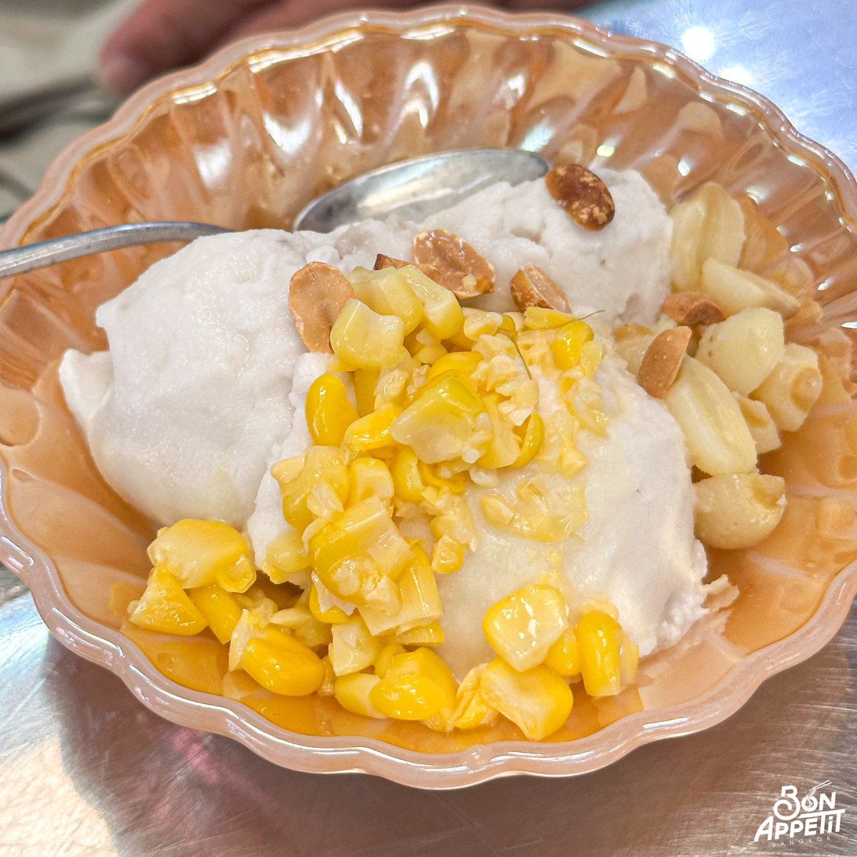 ฮงฮวด ไอศครีม ไปรษณีย์กลาง🍨❤️
น้องบ่นกับป๊าว่าอยากกินไอติมกะทิ ป๊าเลยพามาร้านนี้ แกมาประจำเลย มาจนซี้กับป้าๆลุงๆคนขาย5555

- ไอติมสองรสที่น้องชอบเป็นพิเศษและอยากให้ลองคือไอติมกะทิสดและไอติมสตรอเบอร์รี่ ไอติมกะทิเค้าจะหอมมัน กินเพลินสุดๆ ส่วนไอติมสตรอเบอร์รี่จะหวานเบาๆ