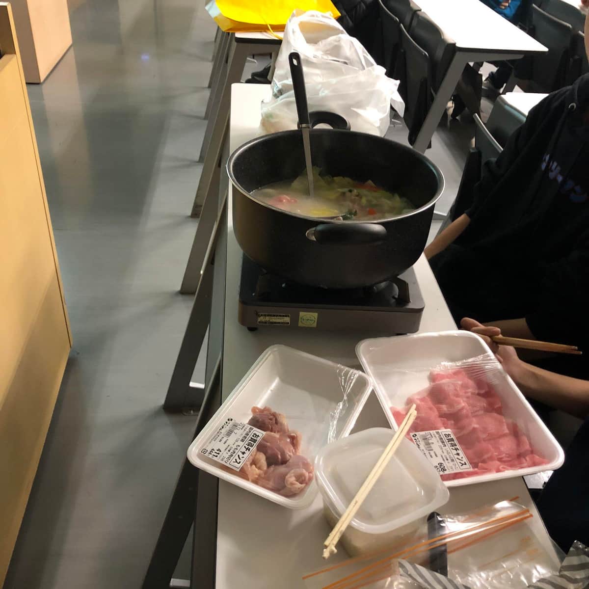livedoornews's tweet photo. 1000RT：【許可】大学の授業中に学生が鍋、教授「配慮してやってね」
https://t.co/788W3ld6Ag

SNSでは賛否の声が上がっているが、教授は「大学には個別具体的な状況に配慮しながら色んなことができる余地があるし、そういう試行錯誤が可能な空間でなければならないんじゃないか」と見解を示した。 https://t.co/p12vrt9hrP
