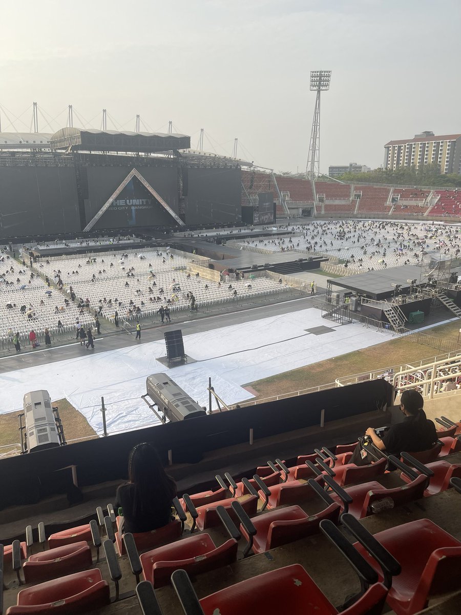 adamiee's tweet photo. เอาจิงมั้ย โซนนี้ยังเห็นมุมดีกว่าบัตร 6000 กุเมื่อวาน อีนนี้ 4800 5555555555 ตอนบัตร 6000 กุได้ดูแต่จอ แม่ง เจ็บใจง่ะ 55555 https://t.co/fzWG6l9Htq