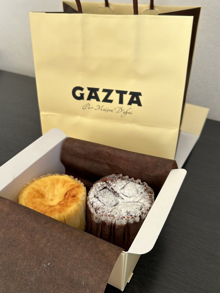 白金高輪まで行ったのでおやつにGAZTAのバスクチーズケーキ🧀🍰
普通のとチョコレートにしたけど普通の方が好みでした！