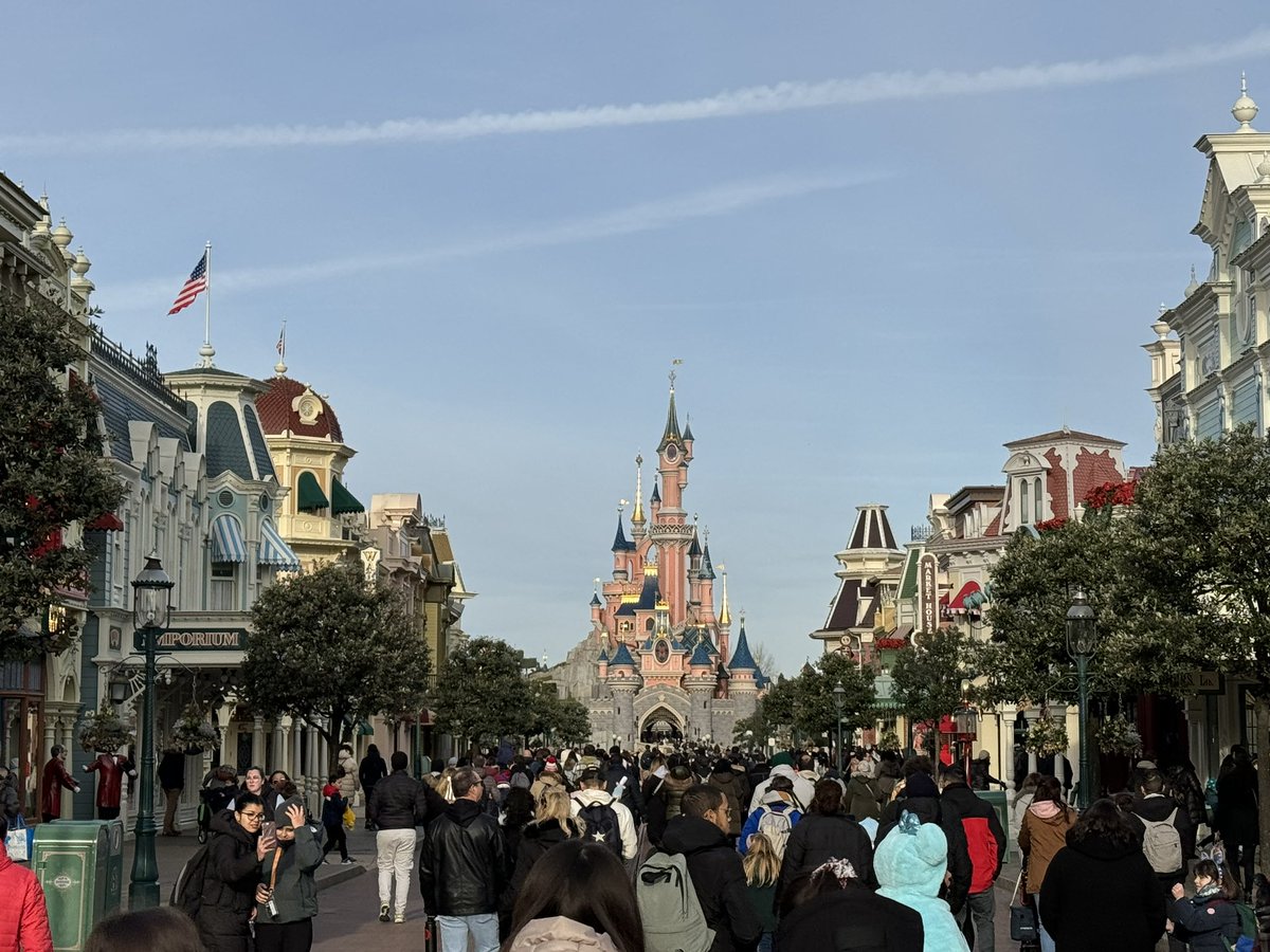 Einen wunderschönen Sonntagmorgen an alle von der Main Street USA in Disneyland Paris ✨

#disneylandparis
