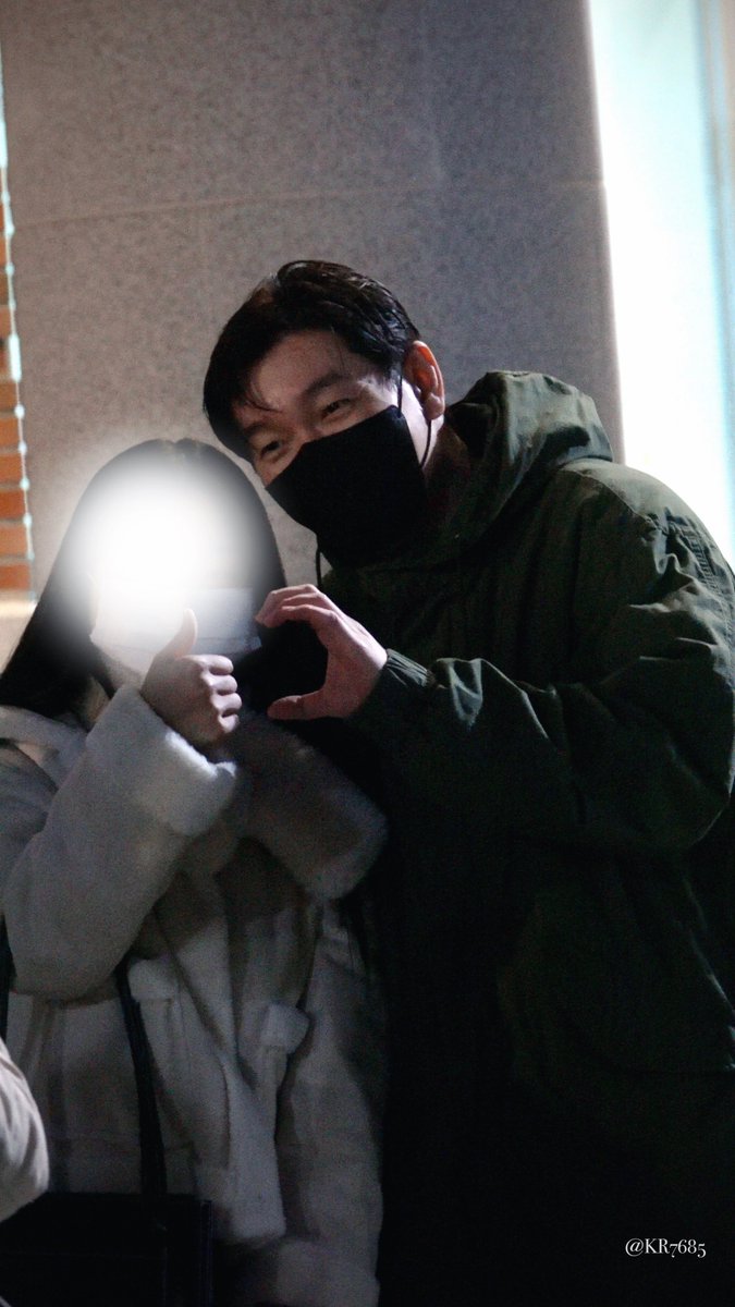 KR7685's tweet photo. 240128 조승우 퇴근 https://t.co/YilJtN0SaD