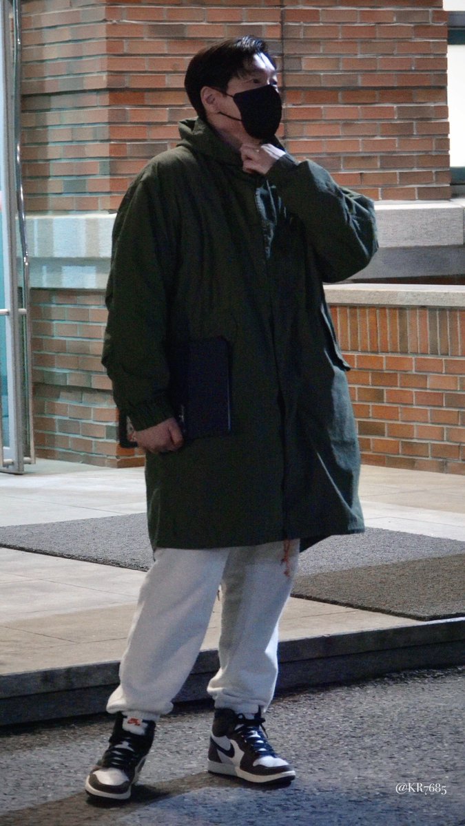 KR7685's tweet photo. 240128 조승우 퇴근 https://t.co/YilJtN0SaD