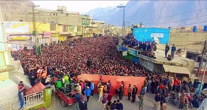 saqi_writes313's tweet photo. گلگت بلتستان کا مطالبہ ہے کہ پانچواں صوبہ بناؤ یا آزاد کشمیر طرز کا سیٹ اپ دو نہیں دینا ہیں تو اقوام متحدہ کے چارٹر کے مطابق 37 اشیا پر سبسڈی دو ورنہ خود مختاری گلگت بلتستان بہت جلد۔

#GBWantsAutonomy #GilgitBaltistan #gb https://t.co/5Fy1iJPVFX