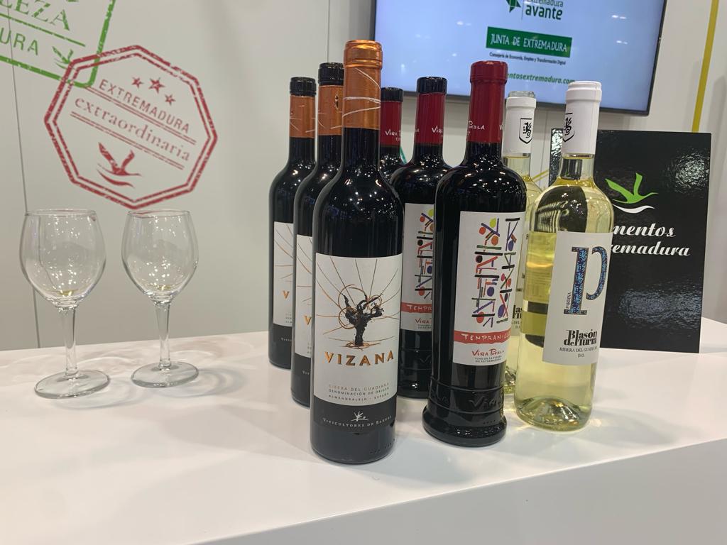 Ayer en #Fitur2024, hubo una cata degustación de vinos extremeños 🍷🍷, con la sumiller profesional Catalina Bustillo <a href="/CataconCati/">Cati Bustillo</a>. 

Gracias por la experiencia y por demostrar a #Extremaduraextraordinaria 🙂

<a href="/extremadura_tur/">Extremadura Turismo</a> 
<a href="/Ext_gastronomia/">Extremadura Gourmet</a>