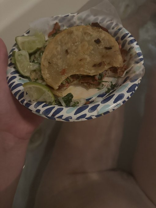 Celebratory taco in the jacuzzi after a very crazy but fun week 🥳💅 https://t.co/WQtLpdBR7Y