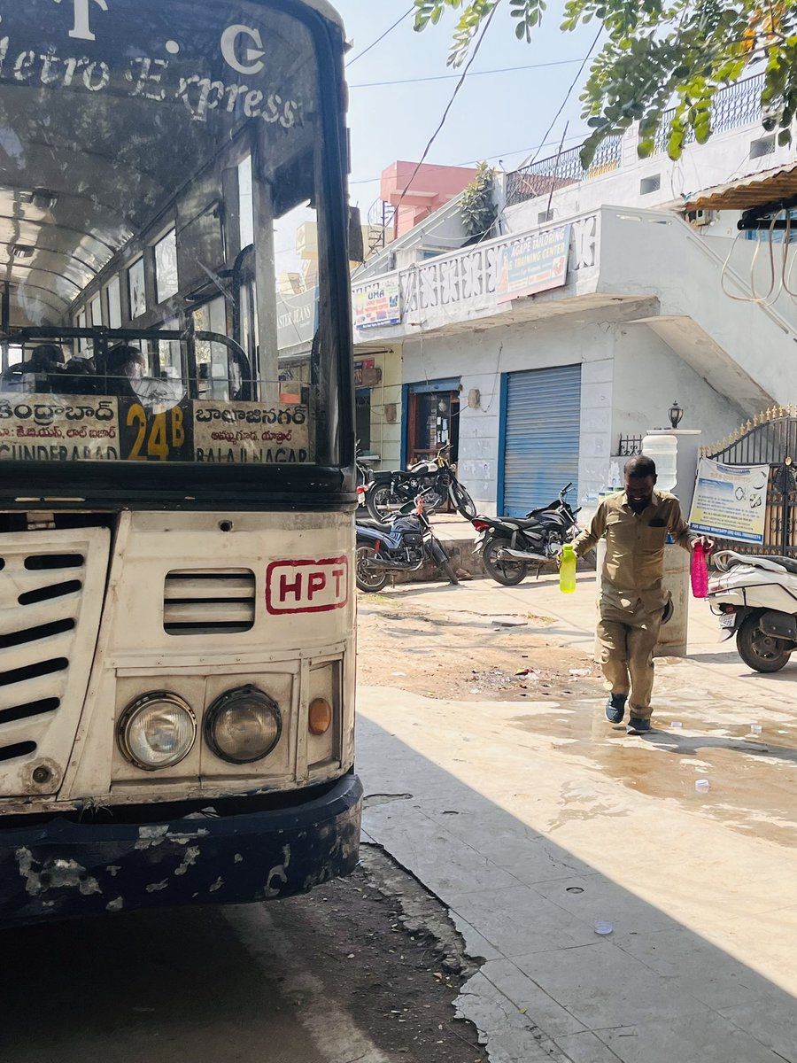 spartanzuber's tweet photo. City Buses taking a full 5/6 mins break &amp; unscheduled halt, on the main road at Yapral, Secunderabad. This happens routinely, blocking traffic both ways! 
This needs to be investigated, please.

@TSRTAIndia @HYDTP @CommissionrGHMC https://t.co/bnaoVlx2Y6