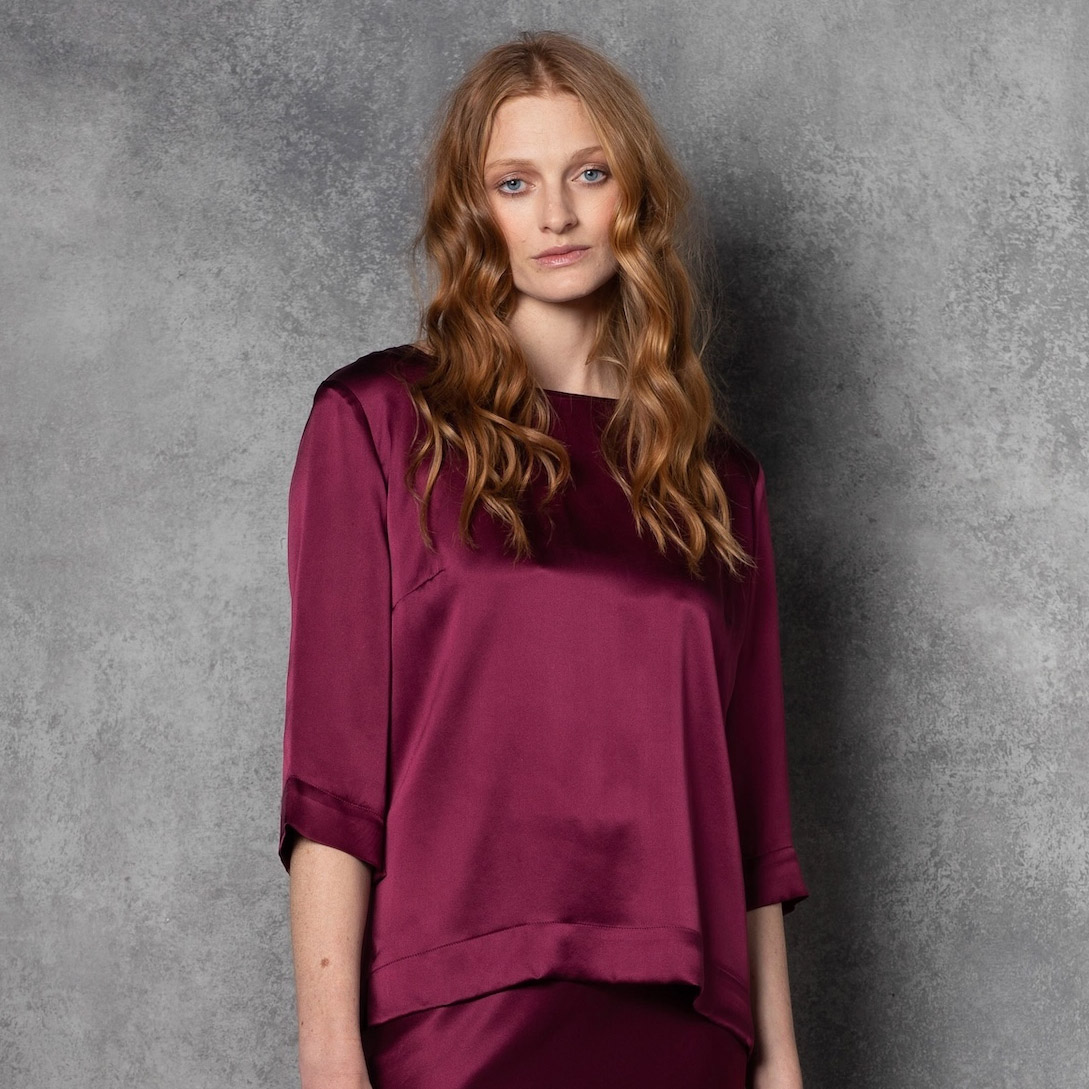 The Síoda Silk Bracelet Sleeve Top, shown here in 'Dark Maroon' is made from our rich and lustrous lightweight 100% Silk, this timeless 3/4 sleeve silk top is cut on the bias, giving an elegant drape which skims the body.

madigancashmere.com/products/sioda…