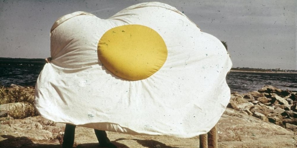 Celebrating #𝗖𝗹𝗮𝗲𝘀𝗢𝗹𝗱𝗲𝗻𝗯𝘂𝗿𝗴's #birthday sunny-side up this #Sundaymorning! 🍳 To inquire about works by #Oldenburg, please contact info@tiroche.com. _____ 📸: 𝗖𝗹𝗮𝗲𝘀 𝗢𝗹𝗱𝗲𝗻𝗯𝘂𝗿𝗴, 𝘚𝘤𝘶𝘭𝘱𝘵𝘶𝘳𝘦 𝘪𝘯 𝘵𝘩𝘦 𝘍𝘰𝘳𝘮 𝘰𝘧 𝘢 𝘍𝘳𝘪𝘦𝘥 𝘌𝘨𝘨, 1966-71