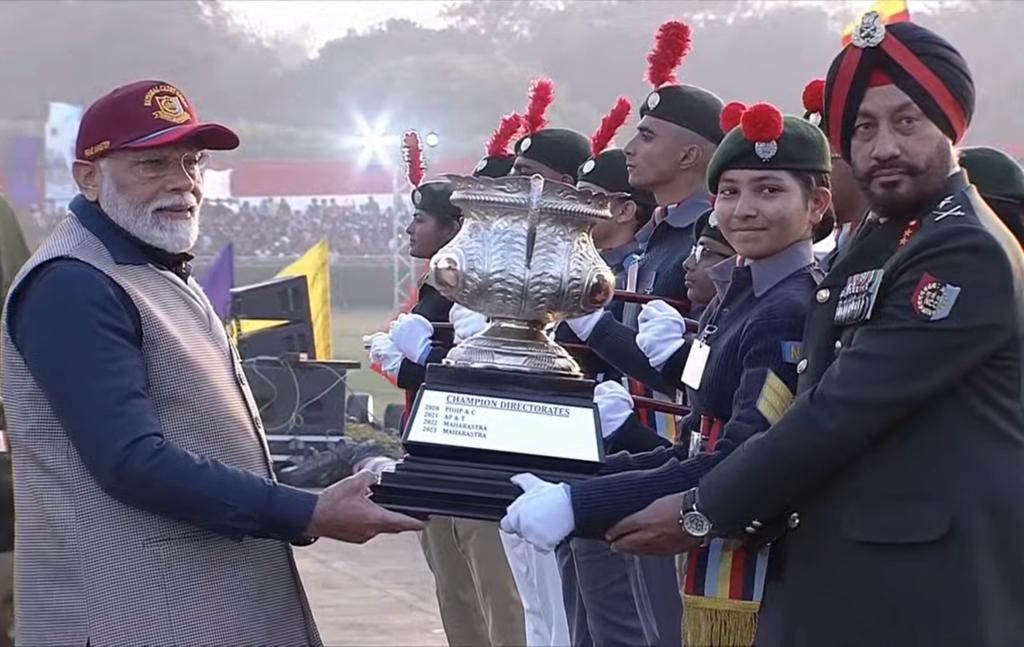 MahaMicHindi's tweet photo. #हैट्रिक!
महाराष्ट्र निदेशालय एनसीसी ने आज नई दिल्ली में 122 एनसीसी कैडेटों के साथ #RDC2024 में लगातार तीसरे वर्ष प्रतिष्ठित प्रधान मंत्री बैनर जीता।
नागपुर के आर एंड वी दल सीडीटीएस ने सर्वश्रेष्ठ टेंट पेगर ट्रॉफी जीती।
#PMBANNER https://t.co/xqPLlO4mRb
