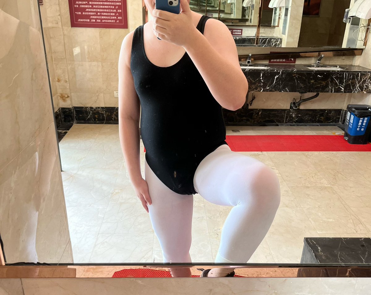 《厕所战神》v1.1版本，更新内容：
1.添加了新场景
2.更换了裤袜（虽然还是白色的🤣）
下步更新计划：
1.添加新体服（颜色待定）

敬请期待（应该没人期待吧🫣）