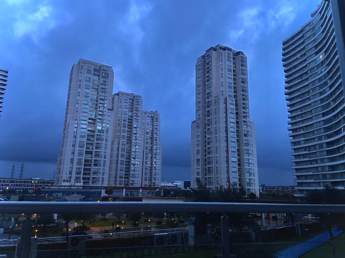 Gün aydı. Pencereme anlık yansıyan görüntü…
#pazar #gökyüzü #mavi #yağmuröncesi #yağyağ