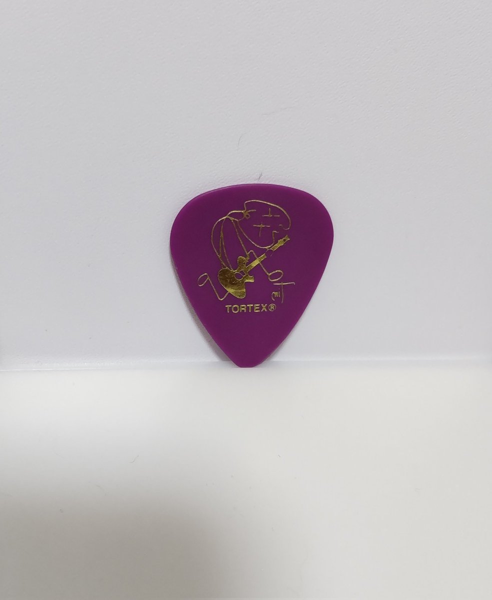 kamikaze_queue_'s tweet image. 1/25 🐺×311でLIVE終了後にティム マホニーから直接ピック貰った！😆✨

推し🐺はベースだけど、弾ける楽器はギターなのでLIVE中ずっと渋いギター弾くなぁカッケェー！！と眺めてたのでめっさ嬉しい♪

捌ける前にティムとS.A.がハイタッチしてくれた感覚が未だに余韻😍

#311
#TimMahoney