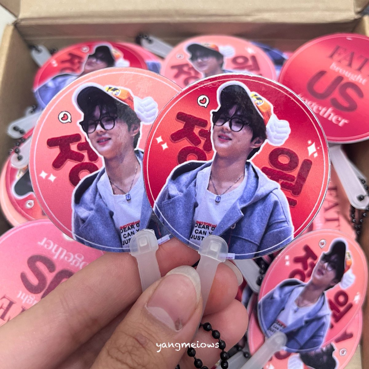 🏵 Fate in NCC Freebies 🏵
from yangmeiows 

jungwon mini uchiwa

✨️ show this tweet on dday
✨️ follow is optional
✨️ like and rt to spread
✨️ 1:1 ratio (very limited)
✨️ time &amp; loc: tba 

I handmade this so it's not perfect but see you there!

#FATE_IN_NEWCLARKCITY