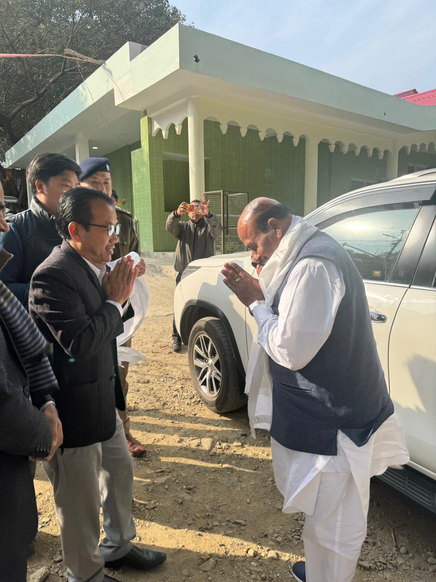 Drvirendrakum13's tweet photo. आज जब अरुणाचल प्रदेश के लोहित जिले @DC_Lohit में पहुंचा तो जिला प्रशासन की ओर से सभी वरिष्ठ अधिकारियों ने मेरा हार्दिक स्वागत किया।जिला उपायुक्त शाश्वत सौरभ सहित अन्य प्रमुख अधिकारियों एवं संगठन से जुड़े अपने राज्य के पदाधिकारियों का मैंने इस स्वागत सत्कार हेतु आभार व्यक्त किया।

 #Lohit #DistrictAdministration 
#BJP4IND #BJP4Arunachal