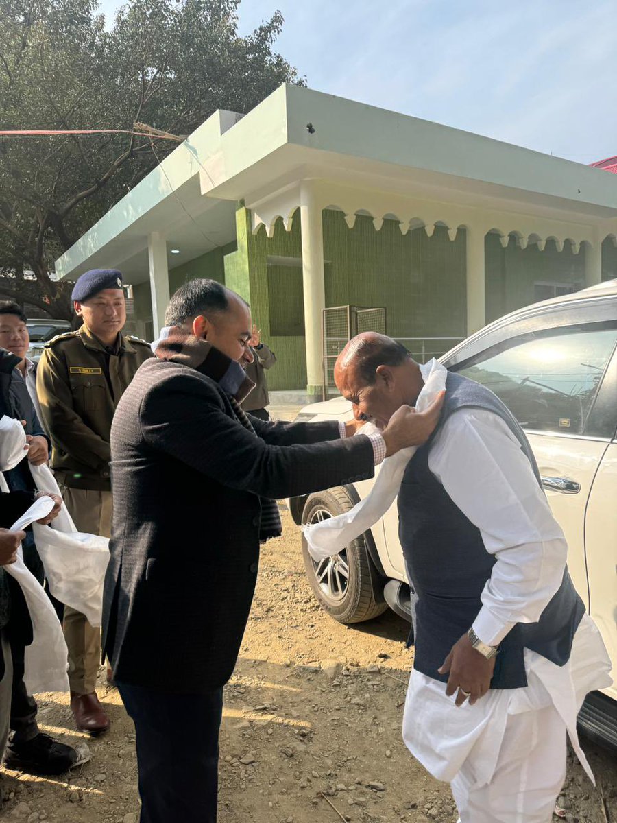 Drvirendrakum13's tweet photo. आज जब अरुणाचल प्रदेश के लोहित जिले @DC_Lohit में पहुंचा तो जिला प्रशासन की ओर से सभी वरिष्ठ अधिकारियों ने मेरा हार्दिक स्वागत किया।जिला उपायुक्त शाश्वत सौरभ सहित अन्य प्रमुख अधिकारियों एवं संगठन से जुड़े अपने राज्य के पदाधिकारियों का मैंने इस स्वागत सत्कार हेतु आभार व्यक्त किया।

 #Lohit #DistrictAdministration 
#BJP4IND #BJP4Arunachal