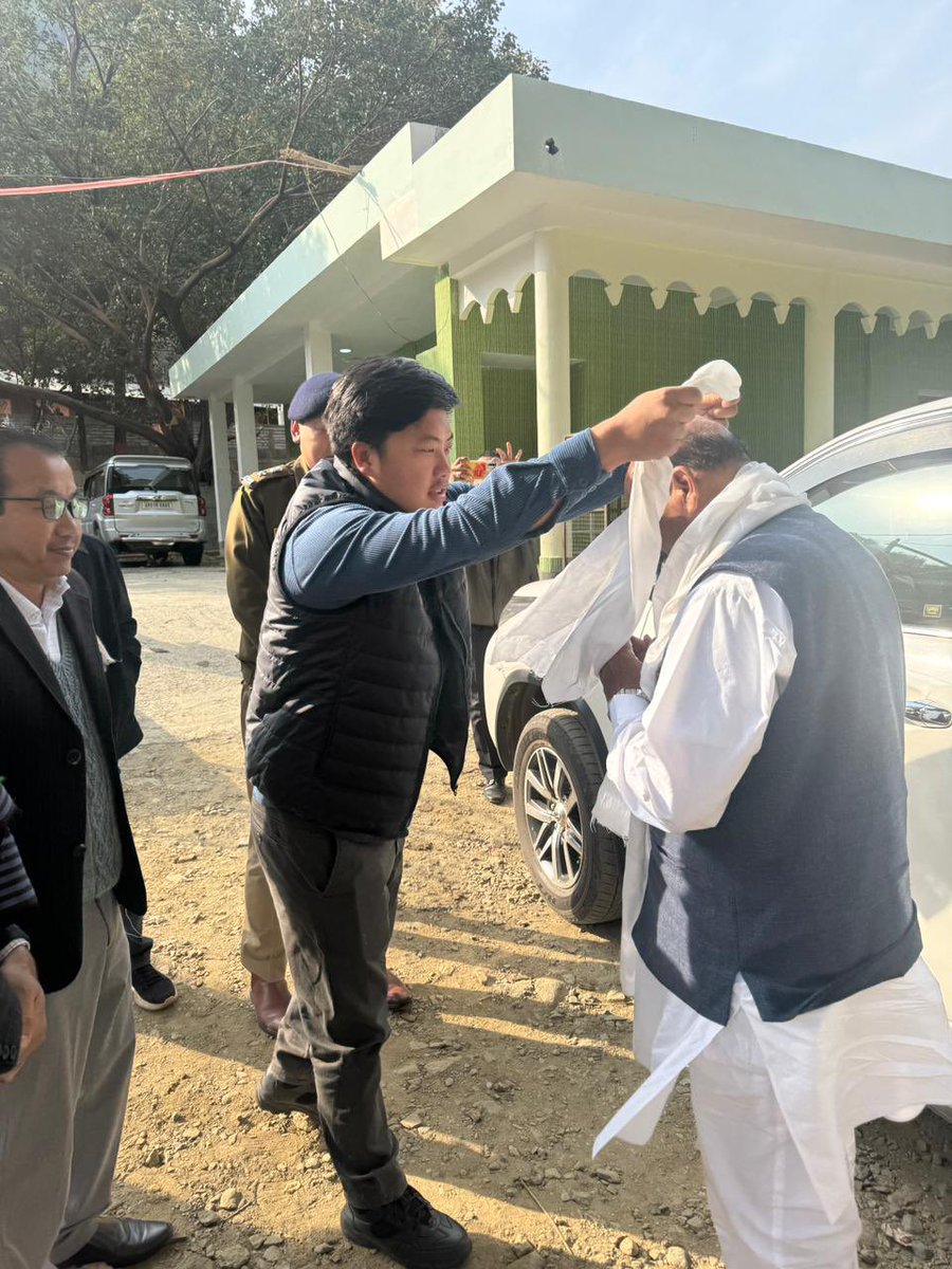 Drvirendrakum13's tweet photo. आज जब अरुणाचल प्रदेश के लोहित जिले @DC_Lohit में पहुंचा तो जिला प्रशासन की ओर से सभी वरिष्ठ अधिकारियों ने मेरा हार्दिक स्वागत किया।जिला उपायुक्त शाश्वत सौरभ सहित अन्य प्रमुख अधिकारियों एवं संगठन से जुड़े अपने राज्य के पदाधिकारियों का मैंने इस स्वागत सत्कार हेतु आभार व्यक्त किया।

 #Lohit #DistrictAdministration 
#BJP4IND #BJP4Arunachal