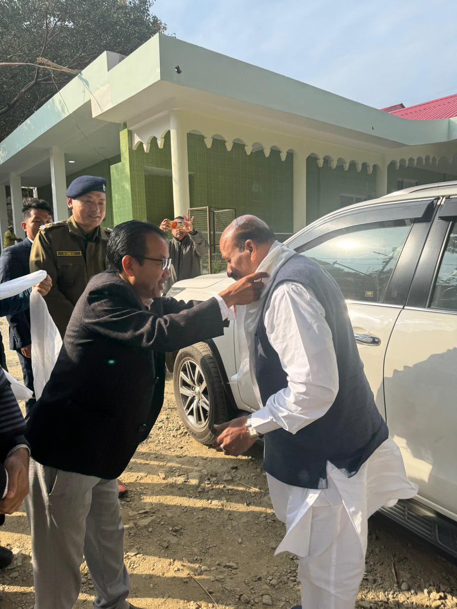 Drvirendrakum13's tweet photo. आज जब अरुणाचल प्रदेश के लोहित जिले @DC_Lohit में पहुंचा तो जिला प्रशासन की ओर से सभी वरिष्ठ अधिकारियों ने मेरा हार्दिक स्वागत किया।जिला उपायुक्त शाश्वत सौरभ सहित अन्य प्रमुख अधिकारियों एवं संगठन से जुड़े अपने राज्य के पदाधिकारियों का मैंने इस स्वागत सत्कार हेतु आभार व्यक्त किया।

 #Lohit #DistrictAdministration 
#BJP4IND #BJP4Arunachal