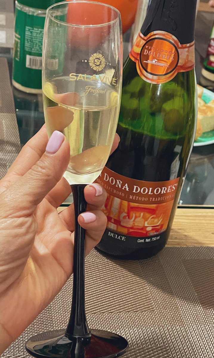 marbet247785061's tweet photo. 🥰🥂
Vino rosado ,
vino blanco , los dos secos y muy ricos .
Ideales para acompañar un delicioso fettuccini a la bolognesa 🍝👌🏼
#BonApettit #Freixenet https://t.co/E5mUhNck5M