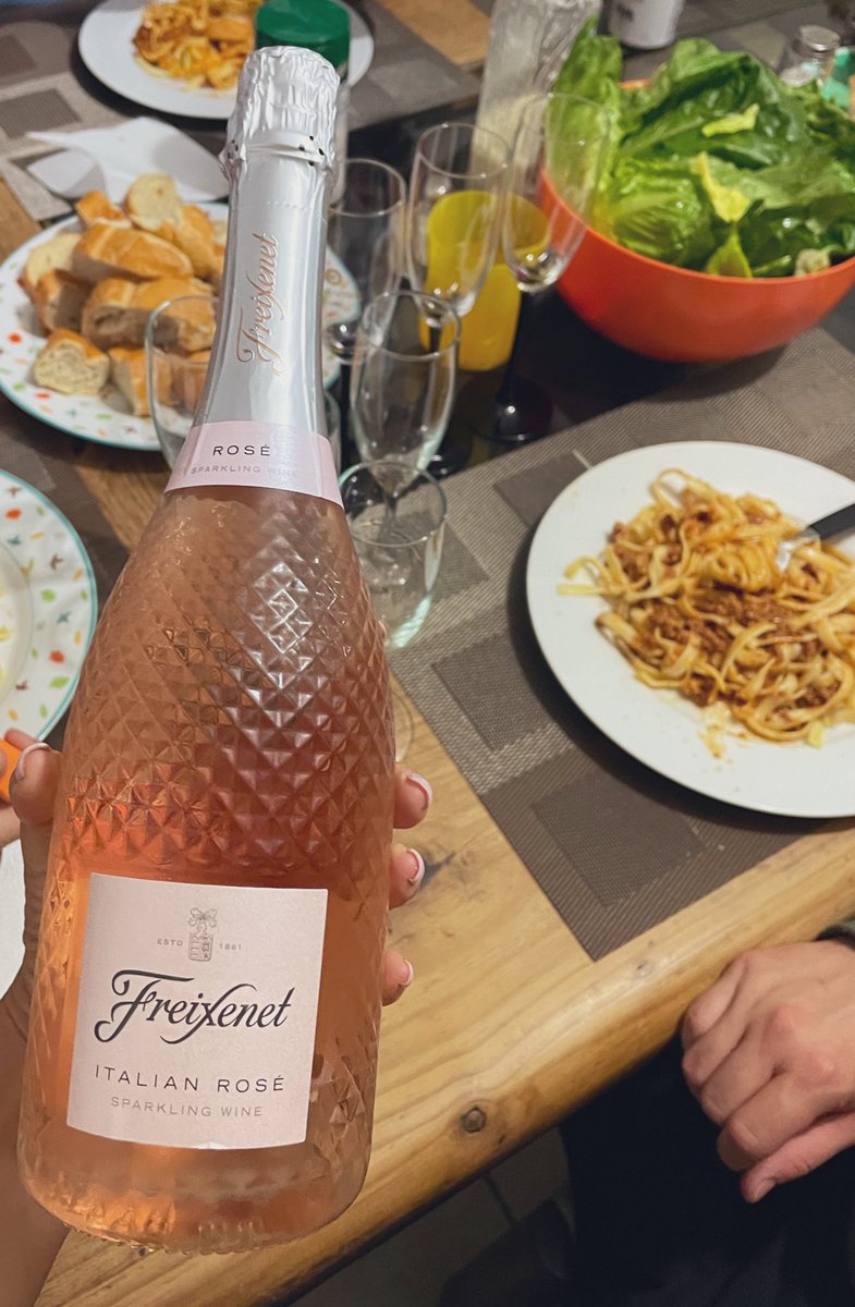 marbet247785061's tweet photo. 🥰🥂
Vino rosado ,
vino blanco , los dos secos y muy ricos .
Ideales para acompañar un delicioso fettuccini a la bolognesa 🍝👌🏼
#BonApettit #Freixenet https://t.co/E5mUhNck5M