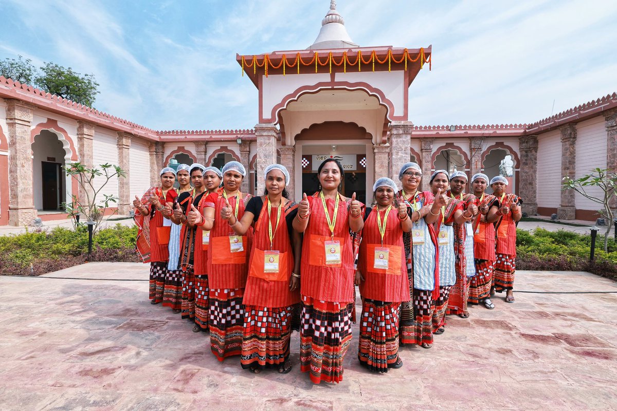 AnanyaDasIAS's tweet photo. Another bright spark of the #SAMALEIProject is this beautiful Mission Shakti Café which is run by these very brilliant SHG members. 

Do remember to drop by when you visit! https://t.co/Z7InoajQJd