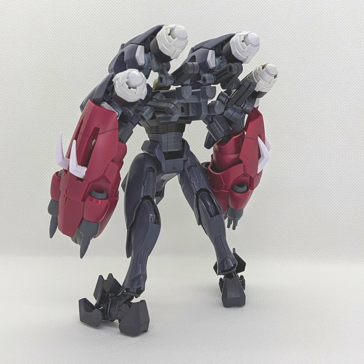 tokiya_mixinger's tweet photo. #イチニノコン4

完成ー！└( 'ω')┘
「GNクアッドナーゲル」

写真だと全く分かりませんが一応スミ入れしてあります_(┐「ε:)_
武装はビームガトリング、パイルバンカー、フレキシブルネイル

イメージソースは烈火の炎の餓紗喰(がしゃくら)、伝わらない！！ https://t.co/5pnNvkACS9