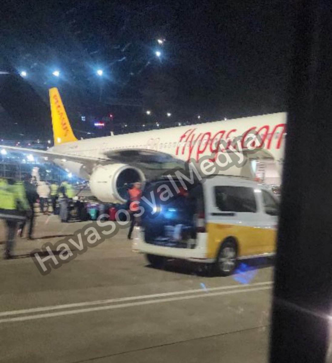 FusaAviation's tweet photo. The cargo section of the plane was searched with DHMI mobile X-ray device and no one was found during the check.
#PC690
📷 : @HavaSosyalMedya https://t.co/X6m7dIUeG1