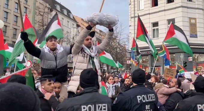 #b2701 

Kann keinen Demonstranten ernst nehmen!Demonstriert gegen Rechts,Seite an Seite mit den Hamas Terroristen .Ihr seid einfach lächerlich!