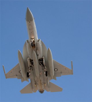 aeronaut_hm's tweet photo. Did you know that the JF-17 Thunder can carry up to three drop tanks for extended range and endurance? But they also affect its speed and agility.
#JF17 #droptanks https://t.co/e0O8Fcsie9