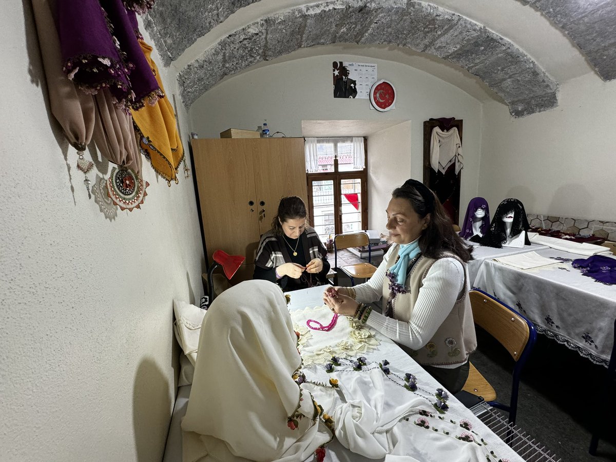 ortahisarhem's tweet photo. 📍İğne oyası sıklıkla ; eşarp, baş örtüleri, oda takımları, yatak örtüleri, mendiller ve abajur eteklerine yapılmaktadır. İğne oyası; bir yumak ipek iplik kullanılarak, iğne ile atılan minik düğümlerin biriktirilmesi ile belirli şekillerin oluşturulmasına denir.🔺⬆️ https://t.co/dhd7NUTX3s
