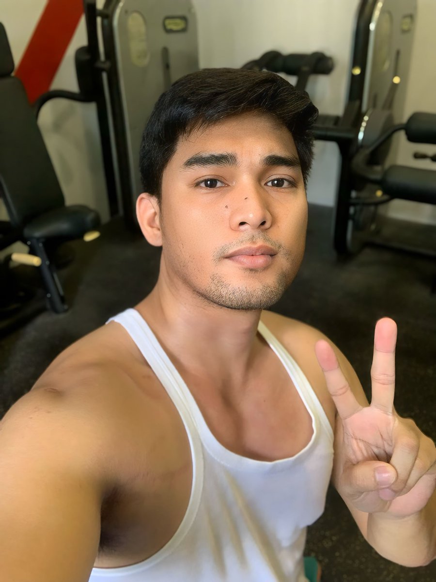 realusting's tweet photo. Peace ✌️#Sundaygrind https://t.co/hpV4OBPwM3