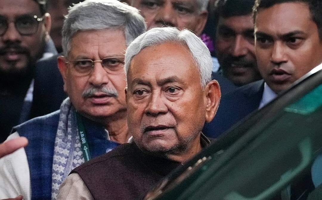 RjdMunna's tweet photo. नीतीश कुमार ने राज्यपाल को सौंपा इस्तीफा, सूत्रों के मुताबिक राजभवन में शपथ ग्रहण की तैयारी शुरू। थोड़ी देर में समर्थन देने के लिए पहुंच सकते हैं बीजेपी विधायक। https://t.co/gaLxzhwa7D