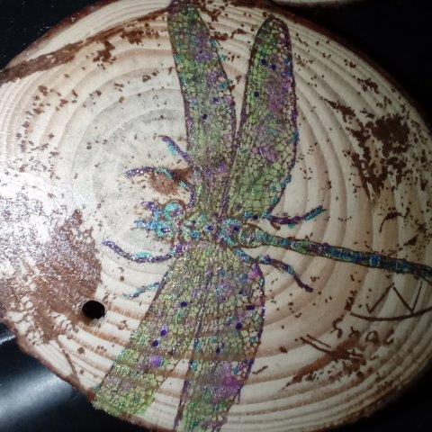 This beautiful wood slice is hand decorated by Re:New Crafts with a dragonfly design, using iridescent and sparking paint, to replicate the amazing creatures seen in nature

Find this in their #ConsciousCrafties shop here consciouscrafties.com/handmade-gifts…

#SBS #SBSWinners #HandmadeGifts