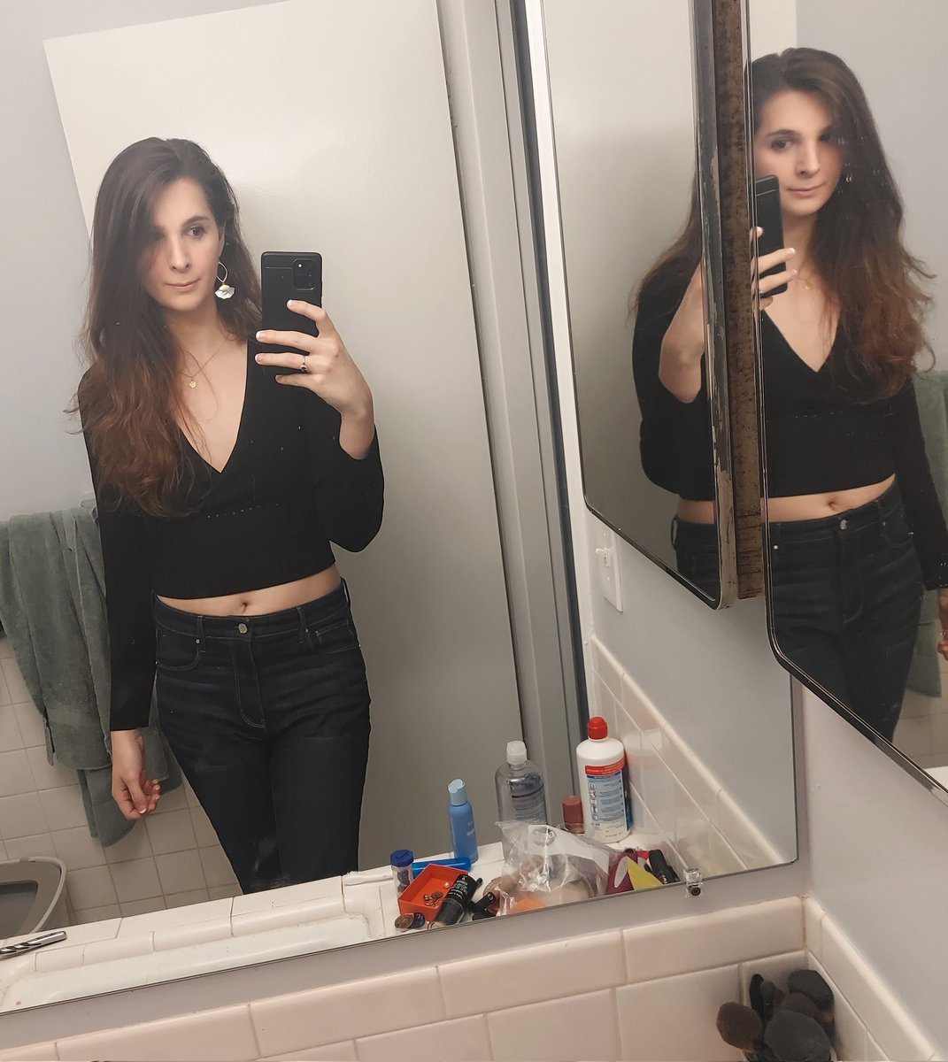 MajorMay_Zee's tweet photo. I'm starting to actually like crop tops. https://t.co/yzTmQPX20s