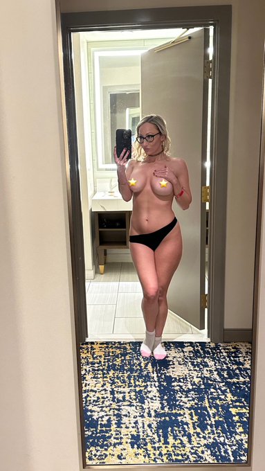 Before I broke my glasses yesterday 😂😂😈😈😘😘🩷🩷🔥🔥🎉🎉😅😅😋 AVN expo was so much fun! Thank you to everyone who<a href="/tag/badmilf"class="tags"><span>#badmilf</span></a>